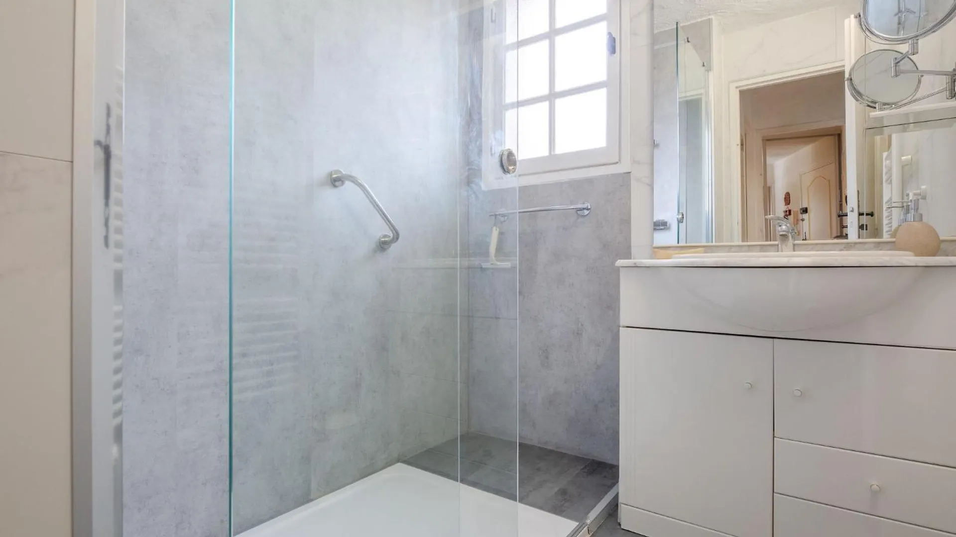 Apartment Les Pins By Interhome Saint-Raphaël 0*,